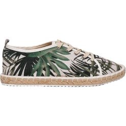 WIĄZANE ESPADRYLE W EGZOTYCZNY NADRUK. Espadryle damskie marki TOP SECRET. W wyprzedaży za 29.99 zł.
