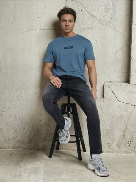 Jeansy regular fit z efektem sprania - szary. Szare jeansy męskie Sinsay. Za 49.99 zł.