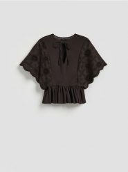 Bluzka z ażurowym haftem - ciemnobrązowy. Brązowe bluzki damskie Reserved, l, w ażurowe wzory, z dzianiny, bez kołnierzyka, bez ramiączek. Za 119.99 zł.