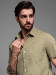 Męska koszula z bawełny i lnu z krótkim rękawem i kieszonką – oliwkowa V6 OM-SHSS-0167 - XXL. Zielone koszule męskie Ombre Clothing, na lato, l, bez wzorów, z bawełny, bez kołnierzyka, bez ramiączek. W wyprzedaży za 79.99 zł.