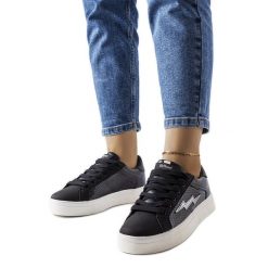 Czarne sneakersy z imitacji skóry węża Vernadeau. Czarne trampki i tenisówki damskie bez wzorów, ze skóry, bez zapięcia. Za 89.18 zł.