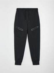 Spodnie jogger z kieszeniami na zamek i przeszyciami - czarny. Czarne spodnie sportowe męskie Sinsay, l, bez wzorów. Za 79.99 zł.