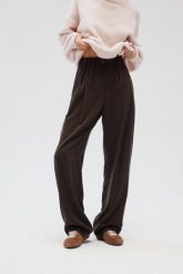 Eleganckie spodnie z zakładkami w kolorze DEEP BROWN - DERRY-M/L. Brązowe spodnie materiałowe damskie Marsala, l, bez wzorów, z gumy. Za 399.90 zł.