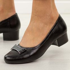 Czarne czółenka damskie na obcasie Jezzi asa200-15. Czarne czółenka damskie Jezzi, z aplikacjami, z materiału, eleganckie, bez obcasa, na obcasie, bez zapięcia. Za 189.00 zł.