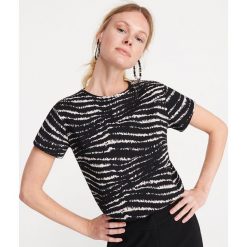 T-shirt z motywem zwierzęcym - Czarny. Czarne t-shirty damskie Reserved, l, bez wzorów, bez kołnierzyka. W wyprzedaży za 29.99 zł.