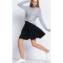 Szara Tunika Long Way. Szare tuniki damskie Born2be, z aplikacjami, z dzianiny, z okrągłym kołnierzem, z długim rękawem. Za 49.99 zł.