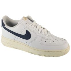 Buty Nike Air Force Low 1 07 W FZ6768-100 białe. Białe obuwie sportowe damskie bez wzorów, z gumy, do koszykówki, Nike Air Force. Za 683.70 zł.