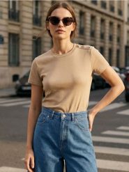 Bawełniana bluzka z krótkim rękawem - beżowy. Brązowe bluzki damskie Sinsay, l, bez wzorów, z bawełny, bez kołnierzyka, bez ramiączek. Za 19.99 zł.