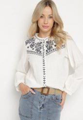 Biała Koszula z Bawełny w Stylu Boho Zdobiona Haftem Gonilwen. Białe bluzki damskie Born2be, l, z aplikacjami, z bawełny, boho, bez kołnierzyka, bez ramiączek. Za 109.99 zł.