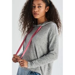 Krótki sweter z kapturem - Jasny szar. Swetry damskie marki Sinsay. W wyprzedaży za 29.99 zł.