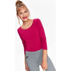 BAWEŁNIANY T-SHIRT Z DEKOLTEM W ŁÓDKĘ. T-shirty damskie marki TOP SECRET. W wyprzedaży za 19.99 zł.