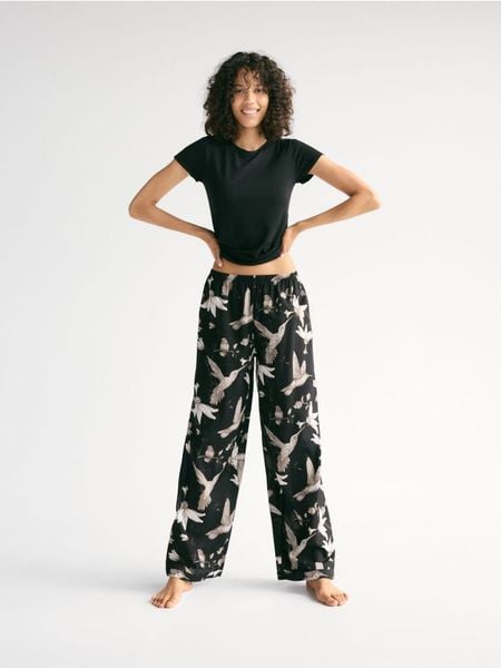 Dwuczęściowa piżama ze wzorem - czarny. Czarne piżamy damskie Reserved, l, bez wzorów, z dzianiny, bez ramiączek. W wyprzedaży za 99.99 zł.