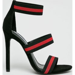 Steve Madden - Sandały Carina. Czerwone sandały damskie Steve Madden, bez wzorów, z materiału, bez obcasa, na obcasie, bez zapięcia. W wyprzedaży za 229.90 zł.
