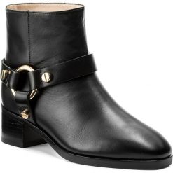 Botki STUART WEITZMAN - Expert XO26909 Black Arizona. Czarne botki damskie Stuart Weitzman, ze skóry, bez obcasa. W wyprzedaży za 1,459.00 zł.