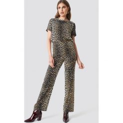 Moves x NA-KD Spodnie Vissa - Brown,Multicolor. Brązowe spodnie materiałowe damskie Moves x NA-KD, z materiału. Za 242.95 zł.
