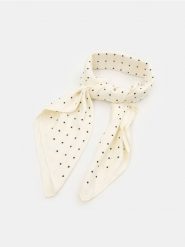 Satynowa chustka w groszki - kremowy. Białe szaliki i chusty damskie Sinsay, bez wzorów, z satyny. Za 12.99 zł.