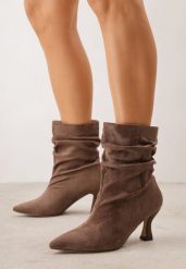 Ciemnobeżowe Drapowane Botki na Geometrycznej Szpilce Carisma. Brązowe botki damskie Born2be, eleganckie, bez obcasa, na obcasie, bez zapięcia. Za 159.99 zł.