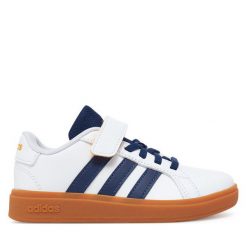 Sneakersy adidas. Białe trampki i tenisówki chłopięce Adidas, bez wzorów, bez zapięcia. Za 139.99 zł.