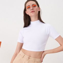 Krótka koszulka z półgolfem - Biały. Białe t-shirty damskie marki House, bez wzorów, bez kołnierzyka. Za 39.99 zł.