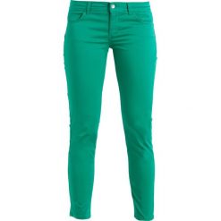 Liu Jo Jeans MONROE Spodnie materiałowe yelly green. Spodnie materiałowe damskie Liu Jo Jeans, z bawełny. W wyprzedaży za 530.10 zł.
