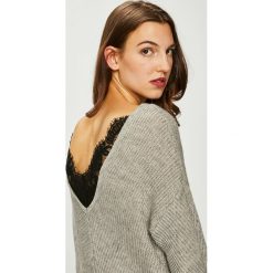 Vero Moda - Sweter. Szare swetry damskie Vero Moda, l, z aplikacjami, z dzianiny, bez kołnierzyka, bez ramiączek, krótkie, bez kaptura. W wyprzedaży za 129.90 zł.
