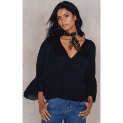 NA-KD Boho Kopertowa bluzka z rękawem ozdobionym falbanką - Black. Bluzki damskie marki NA-KD Boho. Za 202.95 zł.
