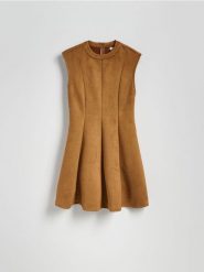 Sukienka mini z imitacji zamszu - brązowy. Brązowe sukienki damskie Reserved, l, bez wzorów, bez kołnierzyka, bez ramiączek, mini, rozkloszowane. W wyprzedaży za 69.99 zł.