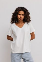 T shirt z dekoltem w kształcie V w kolorze ECRU- V NECK-S. Białe t-shirty damskie Marsala, s, bez wzorów, z bawełny, eleganckie, bez kołnierzyka. Za 69.90 zł.