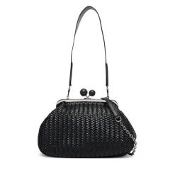 Torebka Weekend Max Mara. Czarne torebki do ręki damskie Weekend Max Mara, bez wzorów, klasyczne, bez dodatków. Za 2,239.00 zł.