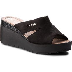 Klapki CARINII - B4215 360-F81-000-C69. Czarne klapki damskie Carinii, z materiału. W wyprzedaży za 159.00 zł.