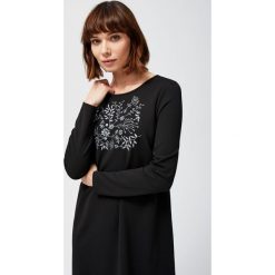 Sukienka z haftem. Czarne sukienki damskie MOODO, na co dzień, xs, bez wzorów, z elastanu, casualowe, bez kołnierzyka, bez ramiączek, proste. Za 29.99 zł.