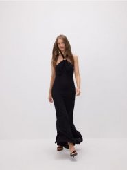 Sukienka z dekoltem halter - czarny. Czarne sukienki damskie Reserved, l, bez wzorów, z wiskozy, bez kołnierzyka, bez ramiączek, rozkloszowane. W wyprzedaży za 299.99 zł.