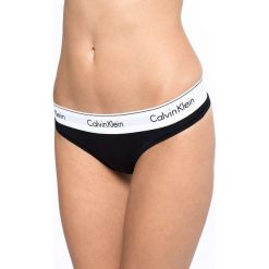 Calvin Klein Underwear - Stringi. Stringi damskie marki Calvin Klein Underwear. Za 79.90 zł.