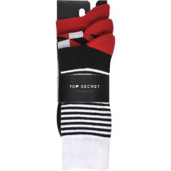 3 PACK SKARPETKI WE WZÓR. Czerwone skarpety męskie marki TOP SECRET, bez wzorów. W wyprzedaży za 14.99 zł.
