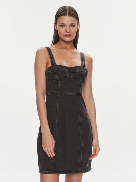 Tommy Jeans Sukienka jeansowa DW0DW17698 Czarny Slim Fit. Czarne sukienki damskie Tommy Jeans, s, bez wzorów, z bawełny, bez kołnierzyka, bez ramiączek. Za 319.99 zł.