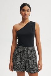 SPODENKI HELENA CZARNO-BIAŁE One size - Flawless. Czarne szorty damskie Flawless, na lato, bez wzorów, z wiskozy, eleganckie. Za 219.00 zł.
