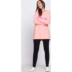 Różowa Bluzka Live Dream. Czerwone bluzki damskie Born2be, z nadrukiem, z okrągłym kołnierzem, z długim rękawem. Za 24.99 zł.