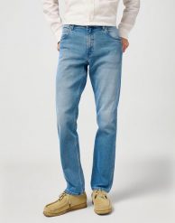 WRANGLER MĘSKIE SPODNIE JEANSOWE WRANGLER GREENSBORO COWBOY HAZE 112364420. Jeansy męskie Wrangler. Za 199.99 zł.