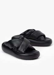 Klapki damskie INUIKII BUBBLE STRAP. Czarne klapki damskie Inuikii, bez wzorów, biznesowe, bez obcasa. Za 1,006.99 zł.