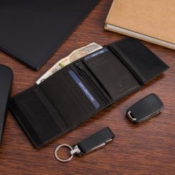 Portfel skórzany męski mały pionowy z flagą czarny RFiD Beltimore D53. Czarne portfele męskie bez wzorów. Za 44.91 zł.