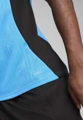 Męska koszulka treningowa Olympique Marsylia PUMA Bleu Azur Copper Blue Metallic. Niebieskie koszulki sportowe męskie Puma, m, w ażurowe wzory, z żakardem, bez kołnierzyka, bez ramiączek, do piłki nożnej. Za 219.65 zł.