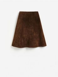 Zamszowa spódnica midi - brązowy. Brązowe spódnice damskie Reserved, l, bez wzorów, z zamszu, midi, rozkloszowane. Za 499.99 zł.