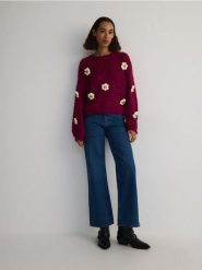 Sweter z ozdobnymi aplikacjami - intensywny róż. Czerwone swetry damskie Reserved, l, z aplikacjami, z dzianiny, bez kołnierzyka, bez ramiączek, bez kaptura. W wyprzedaży za 119.99 zł.