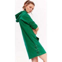 SUKIENKA DAMSKA GŁADKA. Zielone sukienki damskie marki DRYWASH, na lato, bez wzorów, z dresówki, eleganckie, bez kołnierzyka, bez ramiączek. W wyprzedaży za 69.99 zł.