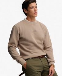 Superdry Micro Logo Crew luźny sweter z recyklingowanym poliestrem. Brązowe swetry przez głowę męskie Superdry., xl, z aplikacjami, z bawełny, bez kołnierzyka. Za 326.10 zł.