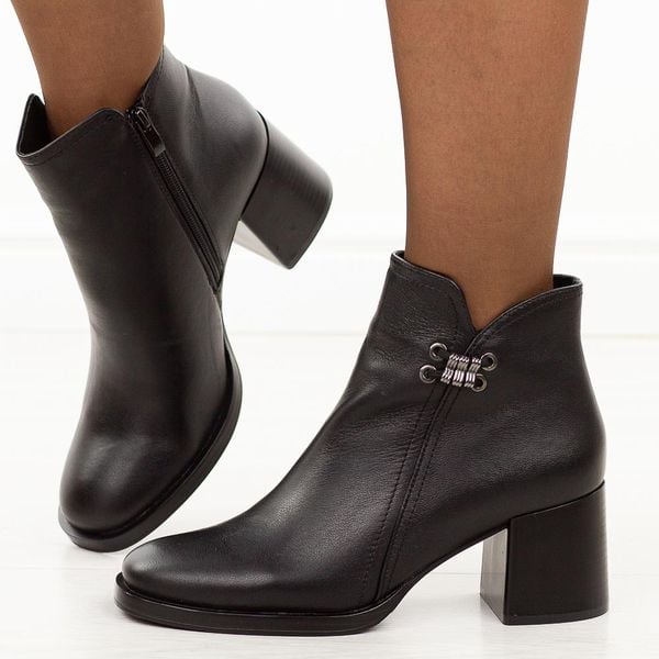Czarne skórzane botki damskie na słupku Sergio Leone Bt25209S. Czarne botki damskie Sergio Leone, na jesień, z jeansu, biznesowe, z okrągłym noskiem, bez obcasa, na obcasie, bez zapięcia. Za 299.00 zł.