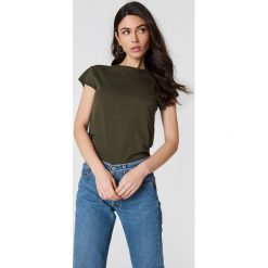 NA-KD Basic T-shirt z surowym wykończeniem - Green. Zielone t-shirty damskie NA-KD Basic, z bawełny, z okrągłym kołnierzem. W wyprzedaży za 21.18 zł.