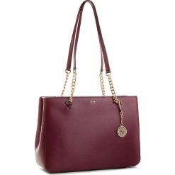 Torebka DKNY - R74A3008 Blood Red XOD. Czerwone torebki do ręki damskie DKNY, ze skóry. Za 1,199.00 zł.