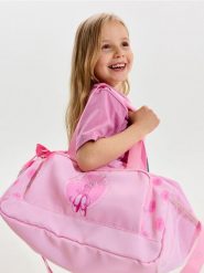 Torba sportowa Barbie z motywem baletowym - różowy. Czerwone torby i plecaki dziecięce Sinsay. Za 39.99 zł.