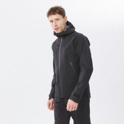 Kurtka turystyczna męska Quechua MH500 wodoodporna. Czarne kurtki męskie QUECHUA, na jesień, l, bez wzorów, z elastanu, sportowe, bez kaptura. W wyprzedaży za 299.99 zł.